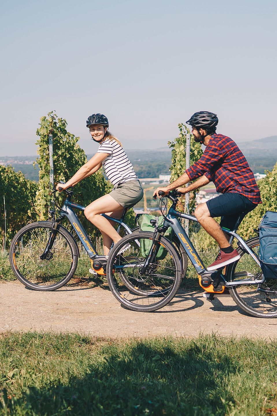 Unterwegs auf dem Badischen Weinradweg Zwei Radfahrende unterwegs auf dem Badischen Weinradweg zwischen Weinreben.