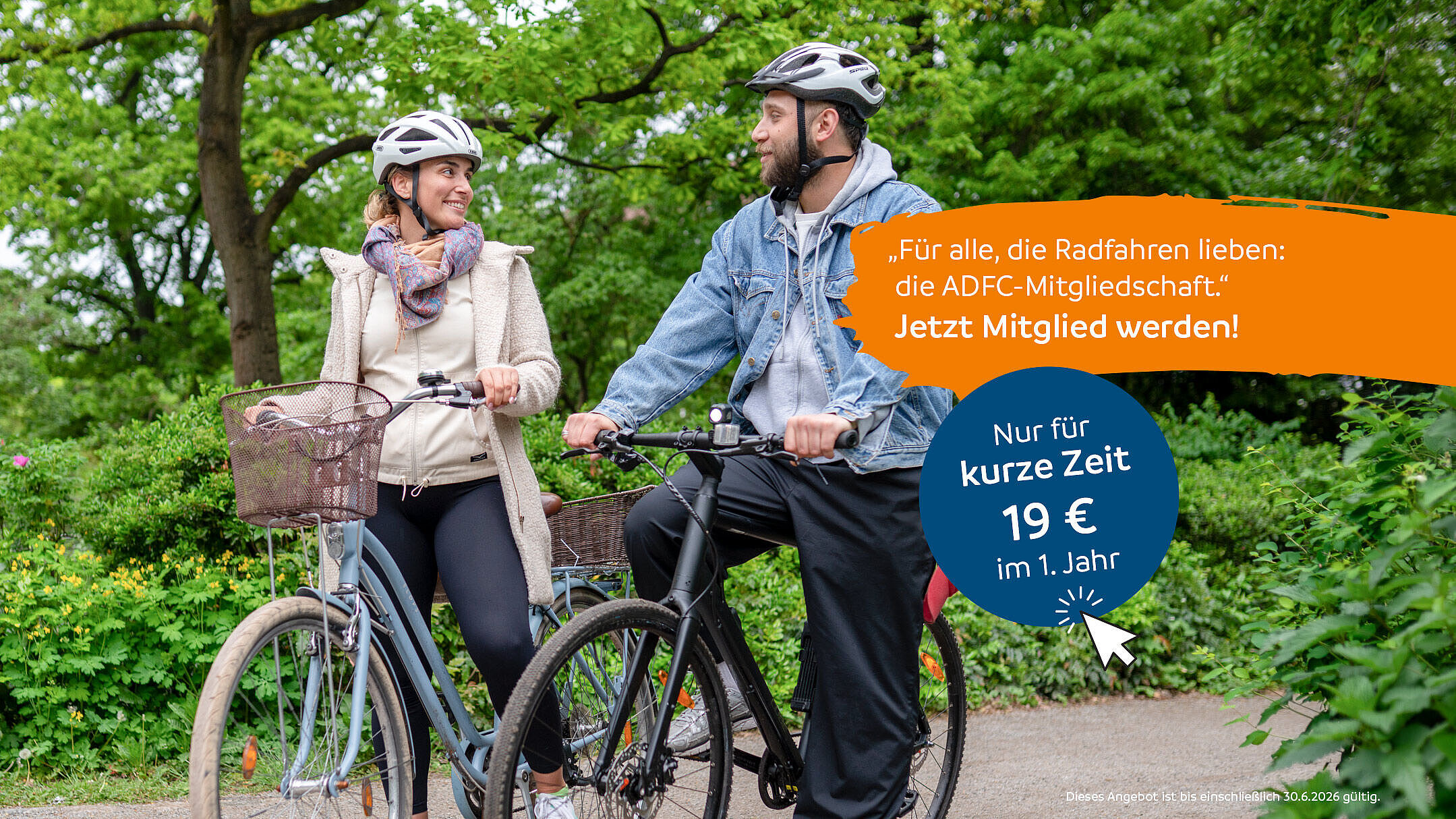 Zwei Menschen mit Fahrradhelm stehen mit ihren Fahrrädern in einem grünen Park. Im Bild steht ein Angebot zur ADFC-Mitgliedschaft für 19 Euro im ersten Jahr.
