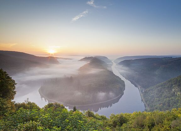 Aussicht auf die Flussschleife der Saar in herbstlicher Landschaft