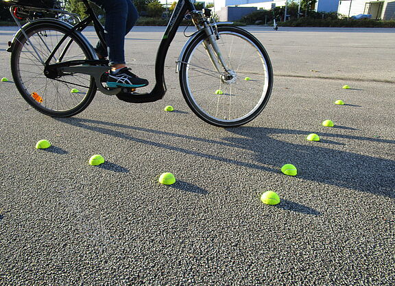 Fahrradparcour mit geteilten Tennisbällen und Radfahrer