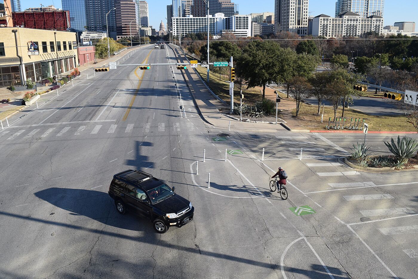 Führung eines geschützten Radfahrstreifens an einer Kreuzung, Austin/Texas