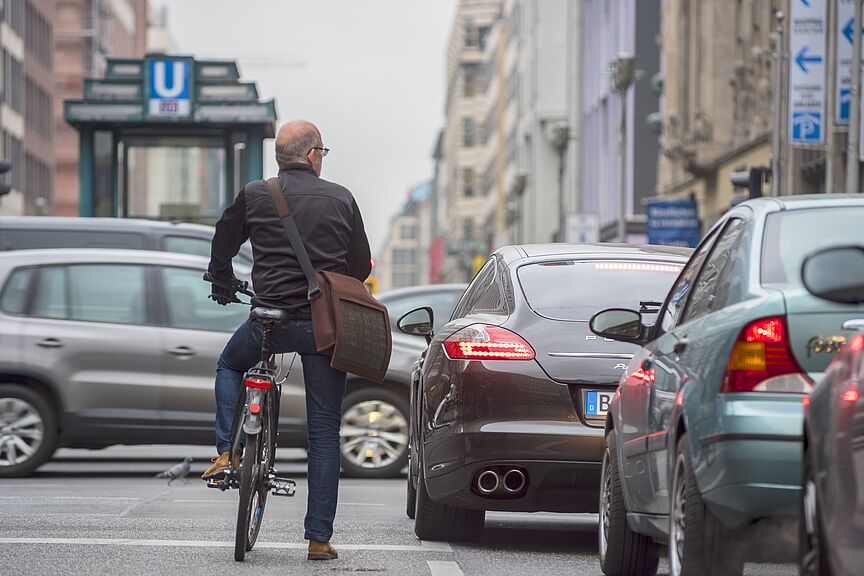 Fahrradfahren in der Stadt Fahrradfahren in der Stadt. Hier: Friedrichstraße in Berlin.